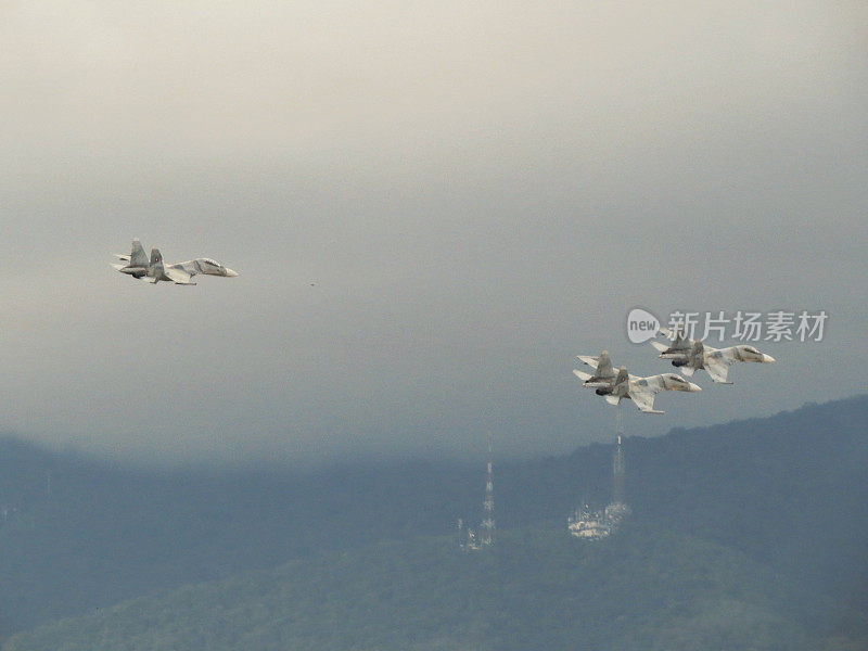 苏霍伊Su 30MK2战斗机在加拉加斯上空飞行